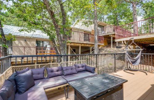 Kimberling City House | Walk to Table Rock Lake Updated Cabin with Deck!