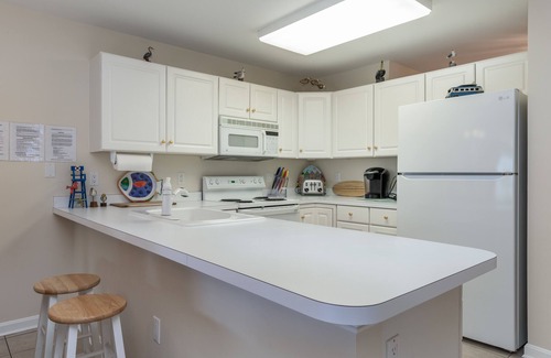 Heron Harbour Isle Condo | Walk to the beach - Condo near the bay with private balcony & pool access