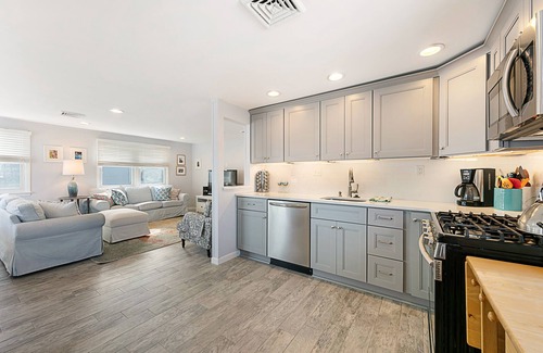 South Beach Haven House | Walk to the Beach in 2 Minutes, 2 Kitchens & Living Areas, 5 Bedrooms!