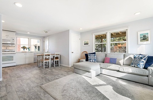 South Beach Haven House | Walk to the Beach in 2 Minutes, 2 Kitchens & Living Areas, 5 Bedrooms!