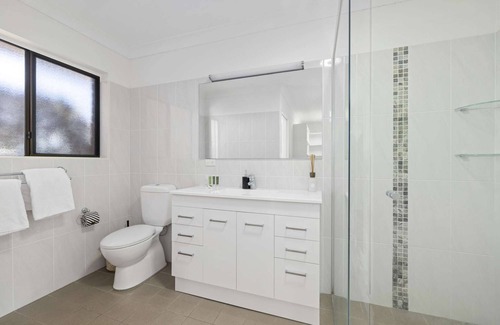 Korora House | Walk to the Beach, Sleeps 9, 4 Bedrooms, 2.5 Bathrooms