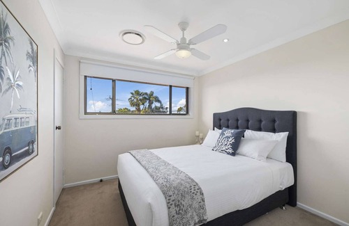 Korora House | Walk to the Beach, Sleeps 9, 4 Bedrooms, 2.5 Bathrooms