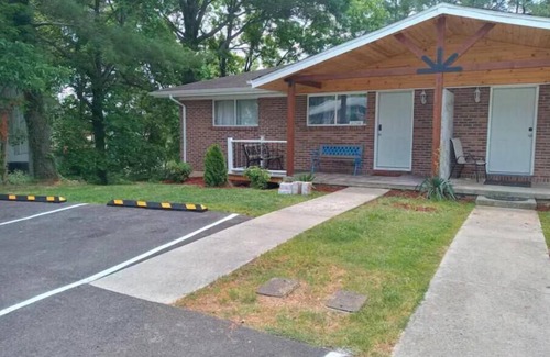 Bristol House | Walk to the Casino! Newly Renv 2022/Pvt Lux Queen!