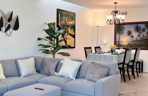 Huntington Beach Villa | Walk to the Huntington beach