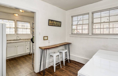 Old East Hill House | Walk To The Pensacola Bay Center - Historic Downtown Single Family Home - Fast WiFi - Old East Hill