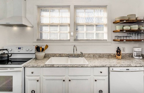 Old East Hill House | Walk To The Pensacola Bay Center - Historic Downtown Single Family Home - Fast WiFi - Old East Hill