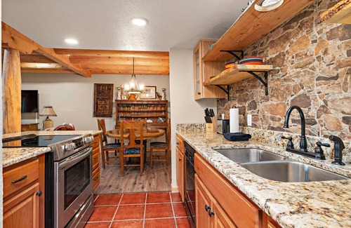 Northeast Santa Fe Hotel | Walk to the Plaza | Indoor Pool/Hot Tub | Washer/Dryer | Sleeps 4