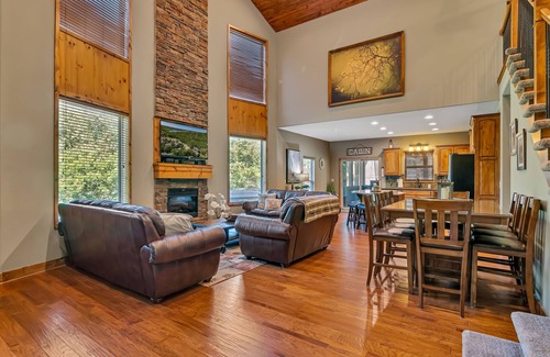 Hollister Cabin | Walk to the Pool! Large Yard! 10 Min to Branson Landing!
