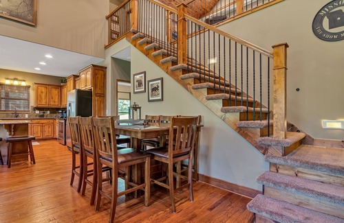 Hollister Cabin | Walk to the Pool! Large Yard! 10 Min to Branson Landing!