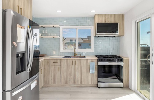 Huntington Beach House | Walk to the Sand! Ocean Views, Balcony & Parking | Sunset Surf