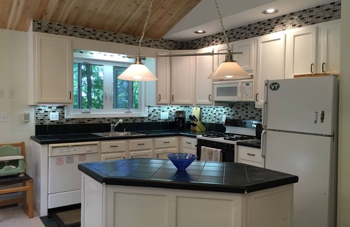 Stratton Mountain Ski Chalet | Walk to the village 6bed 4bath sleeps 15; newly renovated with 2 skylights.