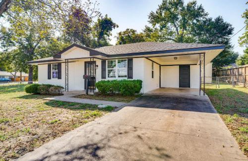 Brenham House | Walk to Town Home with Yard in Brenham!