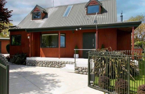 Taupo House | Walk to Town & Lake *No Service Fees*