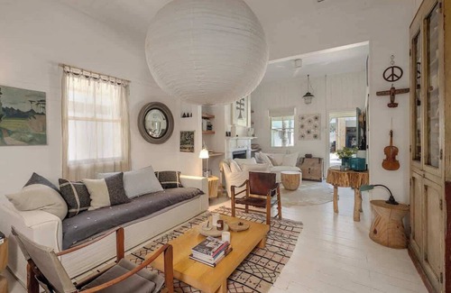 Bangalow House | Walk to Town Pet-Friendly Stay l Nova Escapes
