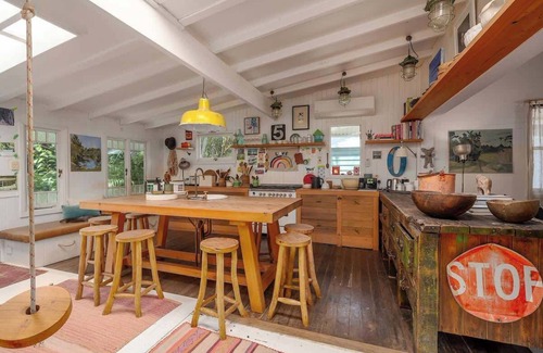 Bangalow House | Walk to Town Pet-Friendly Stay l Nova Escapes
