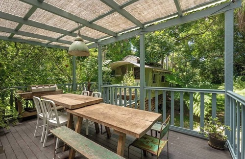 Bangalow House | Walk to Town Pet-Friendly Stay l Nova Escapes