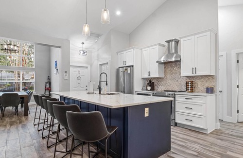 Gainesville House | Walk to UF Stadium! Modern Home with Grill + Patio