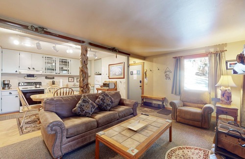 Mammoth Lakes Condo | Walk to Village Gondola from this Getaway with Shared Hot Tub, Pool, and Sauna