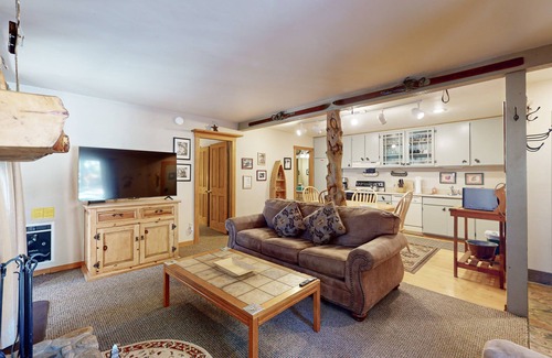 Mammoth Lakes Condo | Walk to Village Gondola from this Getaway with Shared Hot Tub, Pool, and Sauna