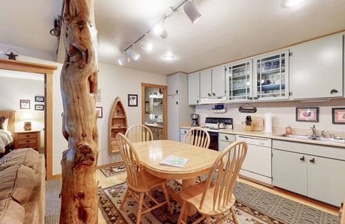 Mammoth Lakes Condo | Walk to Village Gondola from this Getaway with Shared Hot Tub, Pool, and Sauna