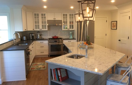 Katama House | WALK TO VILLAGE LOCATION, NEW POOL, FAMILY COMPOUND!