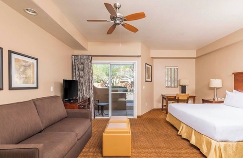 North Scottsdale Resort | Walk to WM Phoenix Open 2025 - 2 Bdrm Lockoff - Sleeps 8 - Villa Mirage Resort