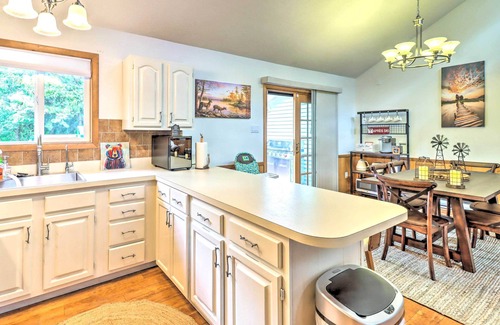 Albrightsville Cottage | Walk to Wolf Run Lake: Cottage w/Furnished Deck