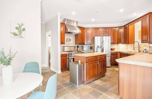 Barton Heights House | Walk to Zilker Barton Springs 5BR 3BA Villa Sleeps 14