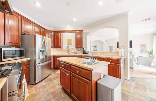 Barton Heights House | Walk to Zilker Barton Springs 5BR 3BA Villa Sleeps 14