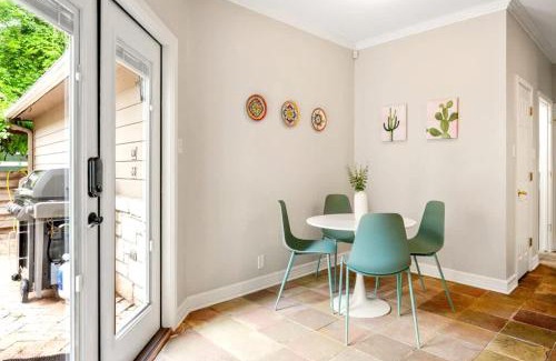 Barton Heights House | Walk to Zilker Barton Springs 5BR 3BA Villa Sleeps 14