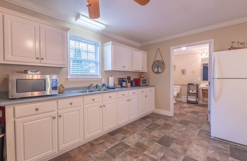 Mars Hill Cottage | Walk your dog to Mars Hill University and Town Center from the Cascade Cottage