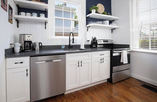 Savannah Victorian District House | Walkable 2BR Home I Forsyth Park & Historic District Steps Away