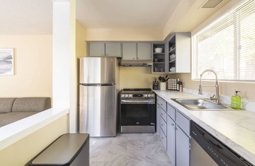 Education Hill Apartment | Walkable condo in heart of vibrant D/n Redmond, m/s from Microsoft, woodinville