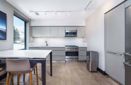 Berkeley Hotel | Walkable Denver Flat + Rooftop Patio on Tennyson St