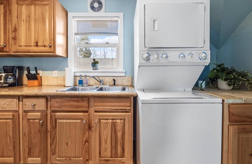 North End Apartment | Walkable Dog Friendly Location w/Bikes! Walk 2 Blocks to Hyde Park & 4 Blocks to Camel's Back Park