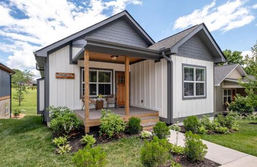 Brevard House | Walkable Downtown 5BR - Hot Tub and Resort Access