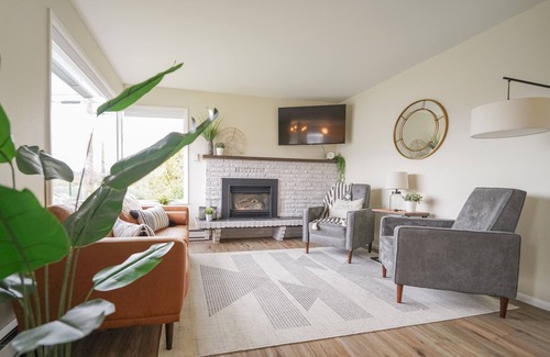 Lynden House | Walkable Downtown Lynden home- Mid Century Modern home w/ Mountain Views