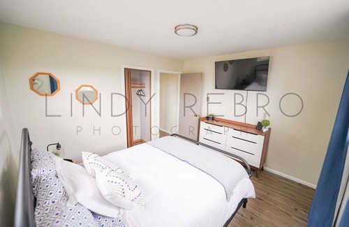Lynden House | Walkable Downtown Lynden home- Mid Century Modern home w/ Mountain Views