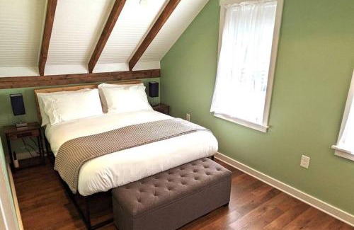 Downtown Buffalo House | Walkable Elmwood Cottage, No Chores 2Bath 2BR 2Car