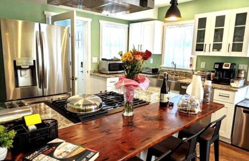 Downtown Buffalo House | Walkable Elmwood Cottage, No Chores 2Bath 2BR 2Car
