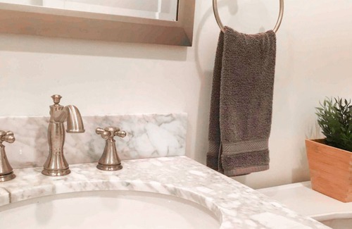 Uptown Apartment | Walkable ground-floor studio with convenient kitchenette, partial AC & WiFi