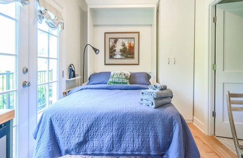 Uptown Apartment | Walkable ground-floor studio with convenient kitchenette, partial AC & WiFi