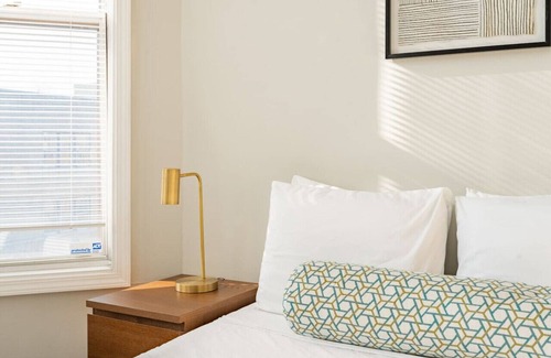 Sheffield and DePaul Apartment | Walker's Paradise 1-Bedroom Apt in Lincoln Park