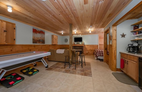 Lynn Cabin | Walking Bear Cabin | Peaceful Cabin Near TIEC with Fire Pit and Games