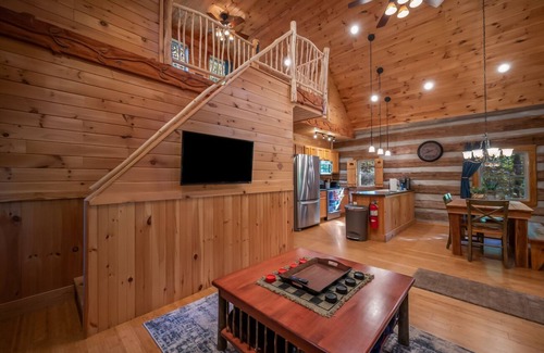 Lynn Cabin | Walking Bear Cabin | Peaceful Cabin Near TIEC with Fire Pit and Games