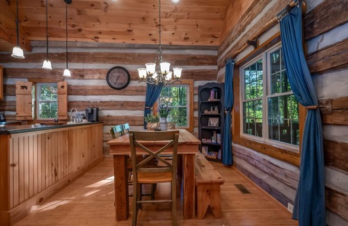 Lynn Cabin | Walking Bear Cabin | Peaceful Cabin Near TIEC with Fire Pit and Games