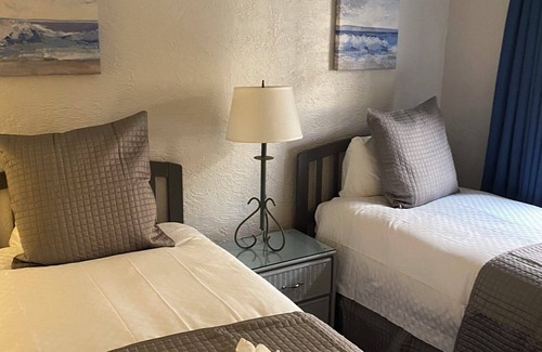 North Forest Beach Resort | Walking distance to Coligny beach. Oceanfront pool at sister resort included