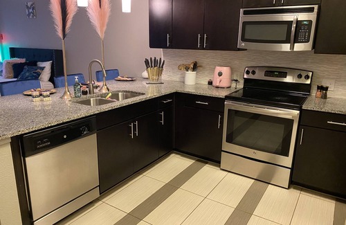 Uptown Apartment | Walking distance from American Airlines Center