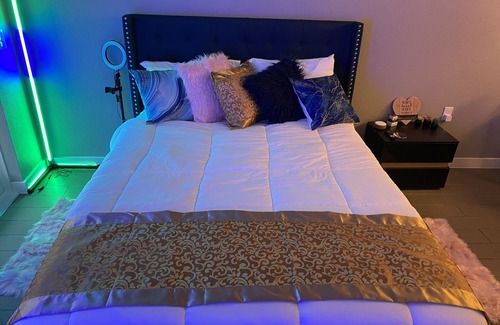 Uptown Apartment | Walking distance from American Airlines Center