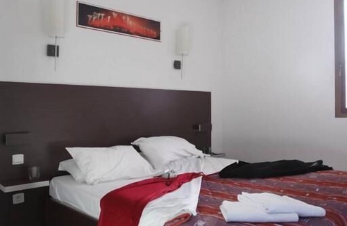 Carcassonne Hotel | Walking Distance to Parc de Bellevue in Historic Centre! Carcassonne w/Kitchen!